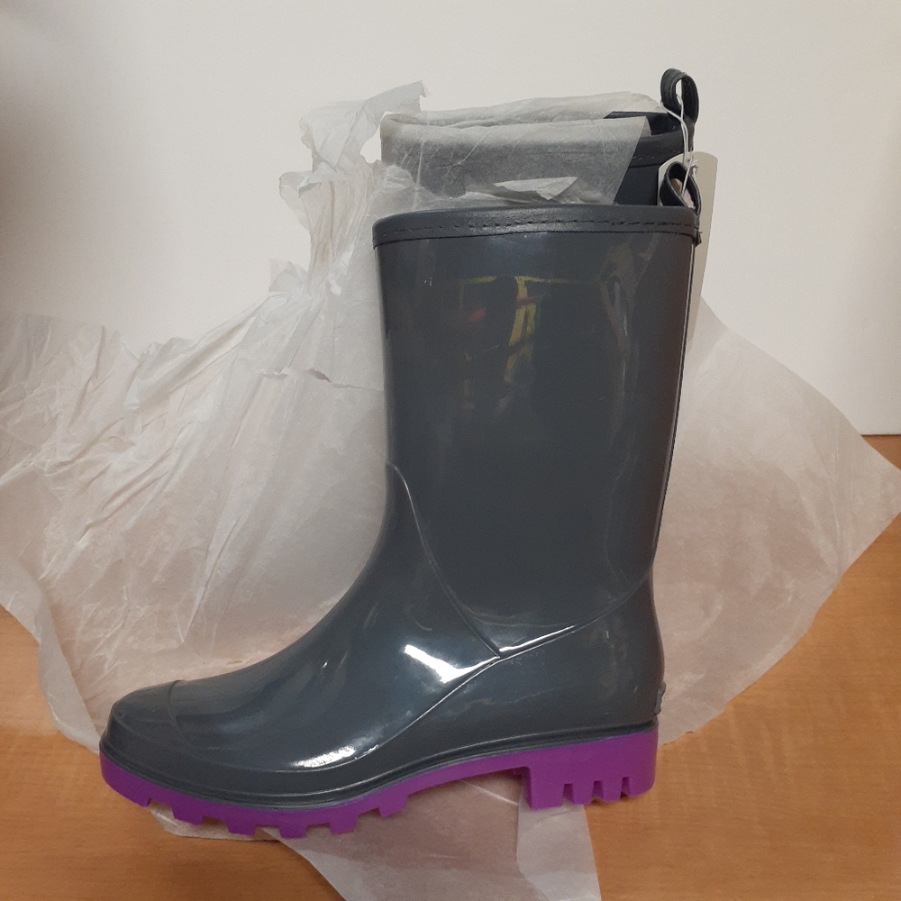 Daisy Fuentes Gray and Purple mid calf rain boots